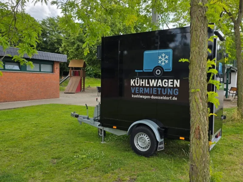 Schwarzer Kühlwagen Außenansicht mit modernem Logo-Aufkleber