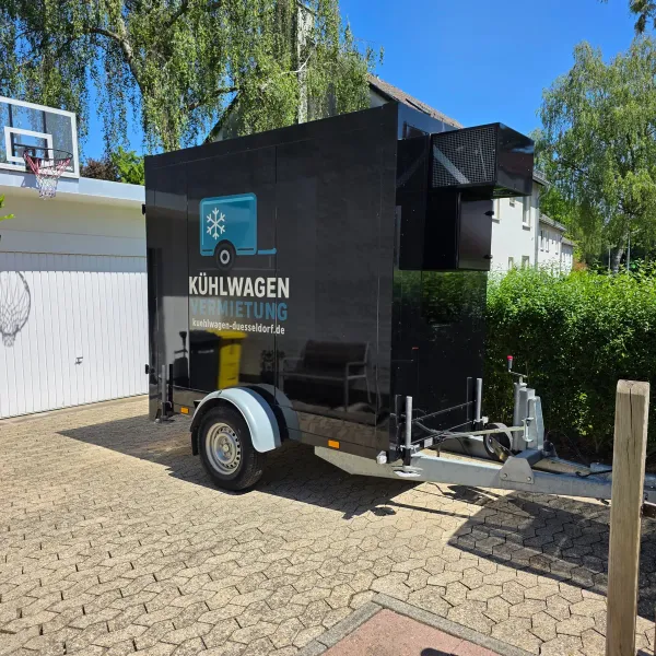 Weißer Kühlwagen in der Seitenansicht vor hellem Hintergrund