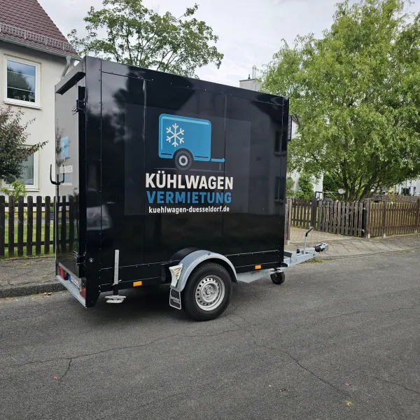Weißer Kühlwagen mit geöffneten Hecktüren und tiefem Einstieg